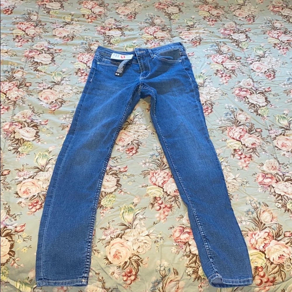 Brand new, never worn women’s size 4 h&m jeans!